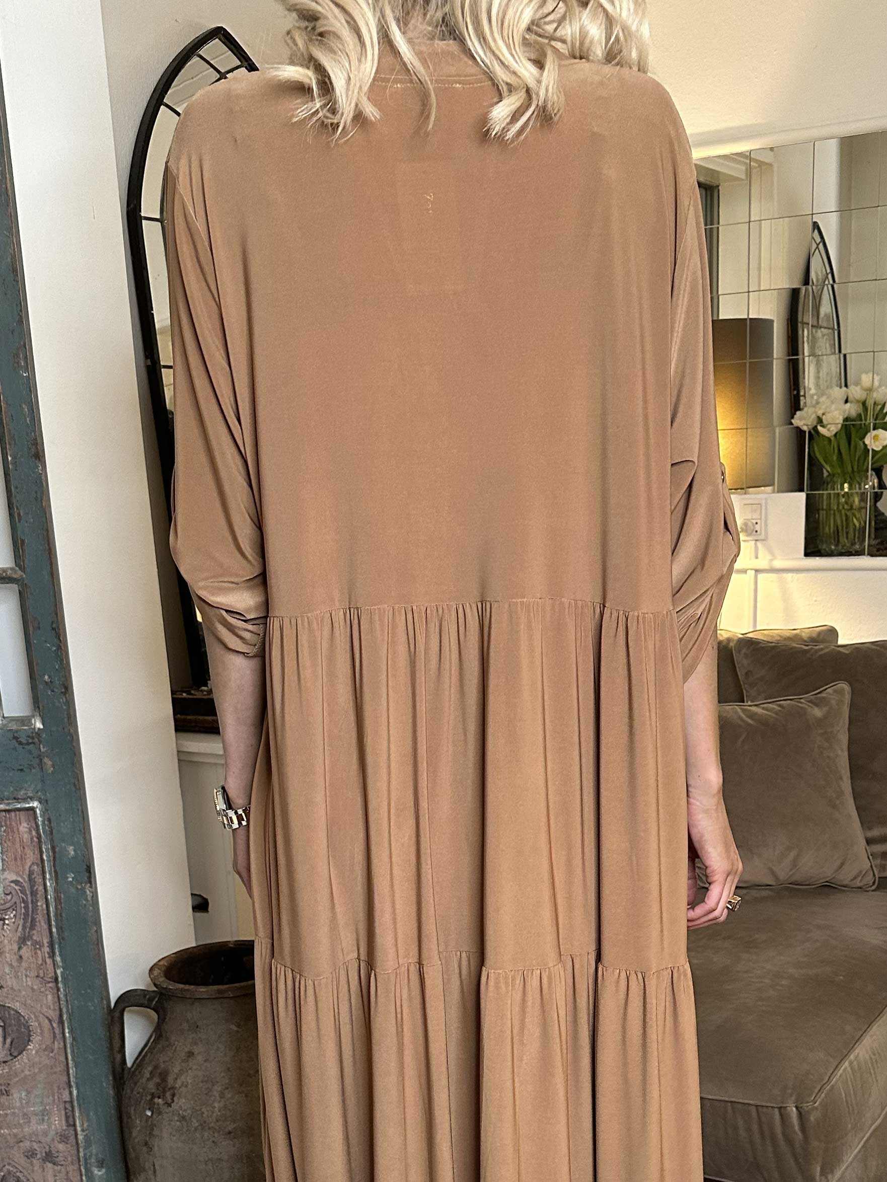 Milano Plain - Lang ensfarvet kjole med lag på lag look